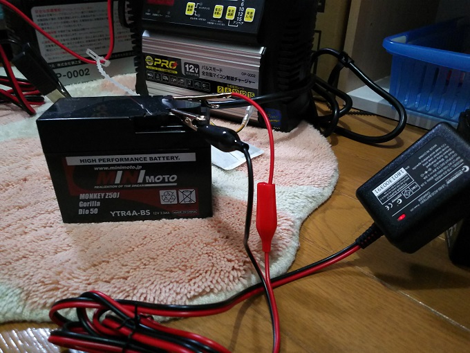 ホンダ 12Vゴリラ（Z50J-W） バッテリー交換（過放電バッテリーは復活するのか？？）[検索]モンキー | 自動車業界特化型税理士事務所  OFFICE M.N GARAGE